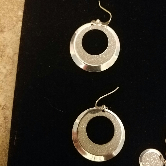 Silver tone necklace with 2 pairs of earing set - Picture 3 of 8